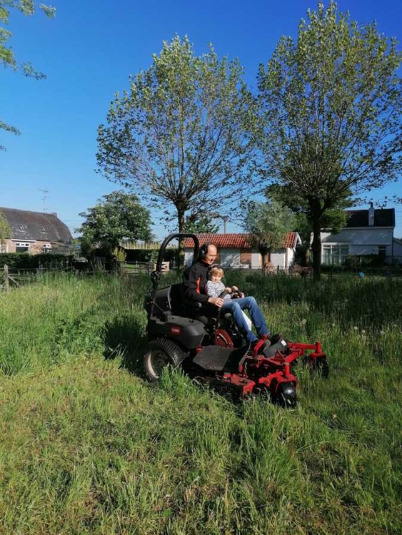 Vader Bert van Helvoirt met zoon aan de slag in het mini-voedselbos