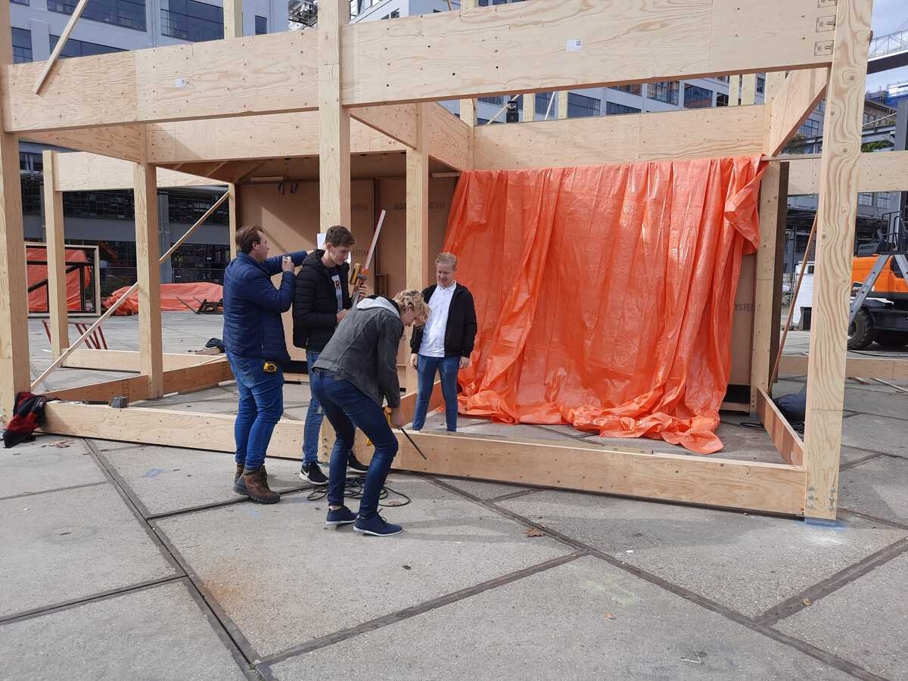 Studenten van Curio aan het werk bij Exploded View