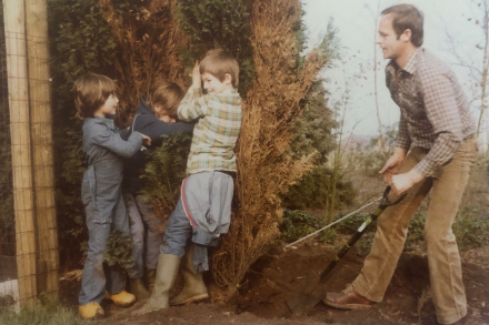 Ank, Bert en Walter van Helvoirt in de tuin