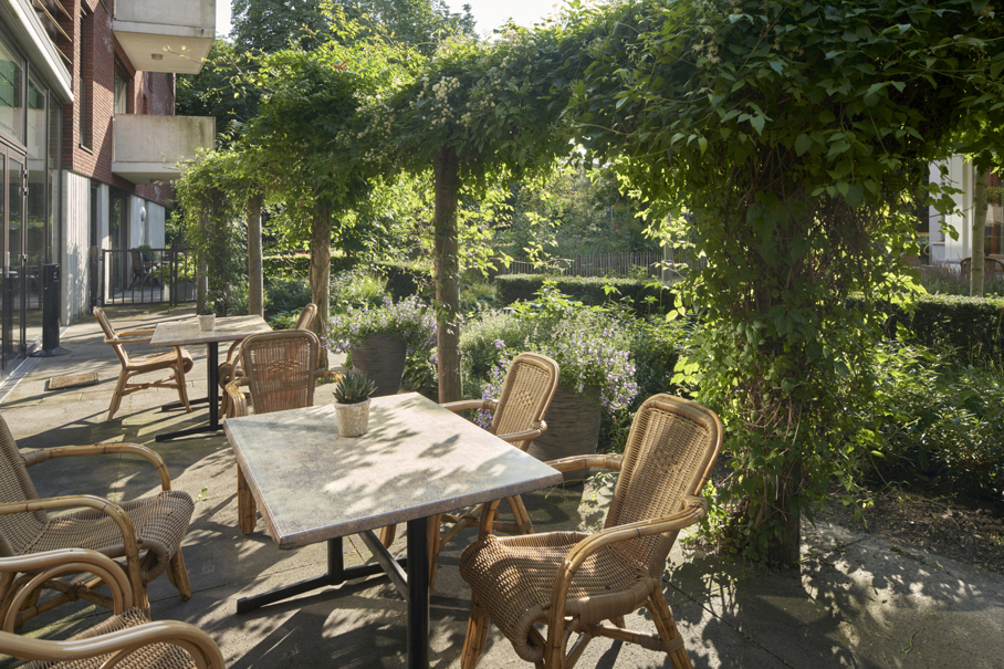 Bewoners van Park Stanislaus genieten op terras 