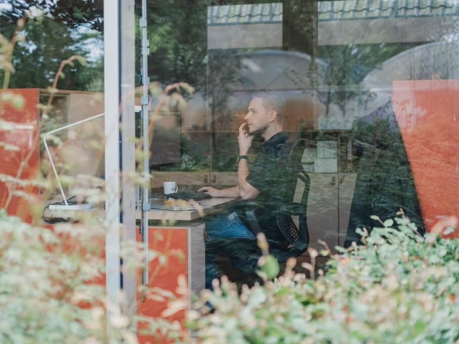 Meewerkend uitvoerder in het groen